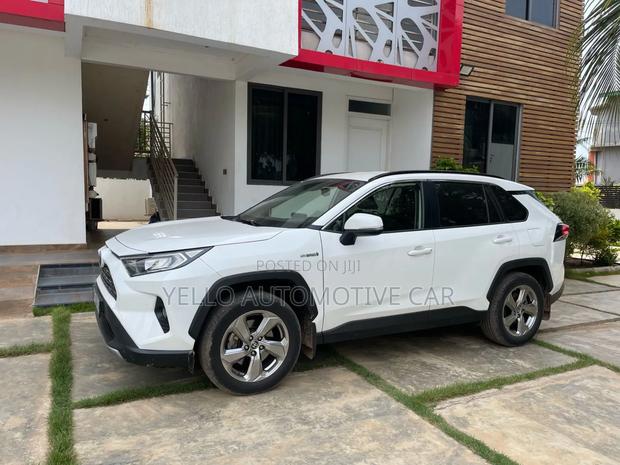 Rent Toyota Rav4 Hybrid · Photo 6