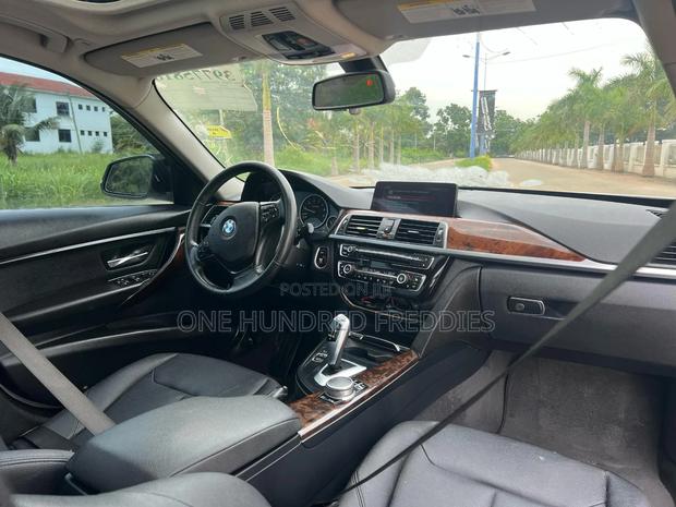 BMW 320i Sedan RWD 2017 White · Photo 6