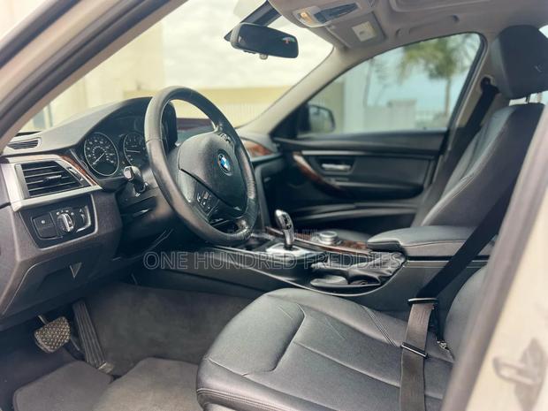 BMW 320i Sedan RWD 2017 White · Photo 7