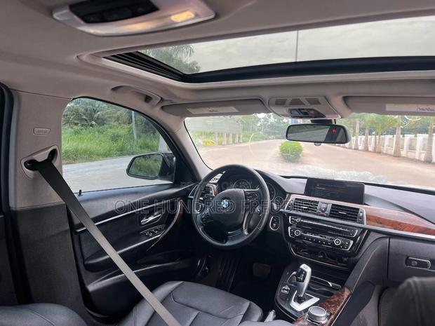 BMW 320i Sedan RWD 2017 White · Photo 8