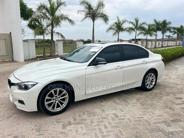 BMW 320i Sedan RWD 2017 White · Photo 3