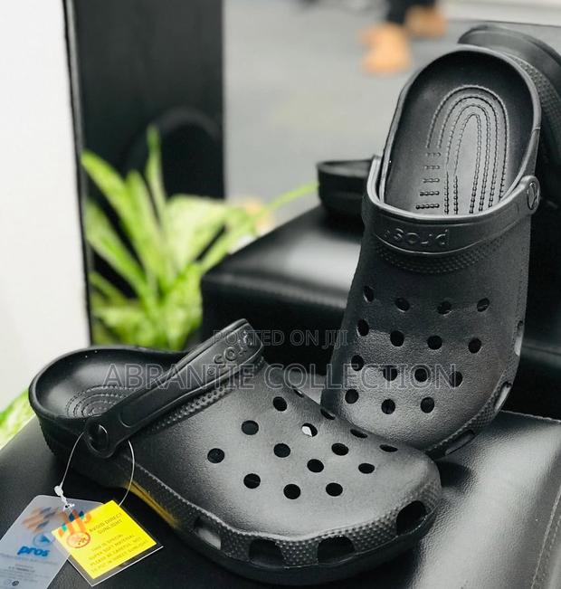 Classic Crocs All Black · Photo 2
