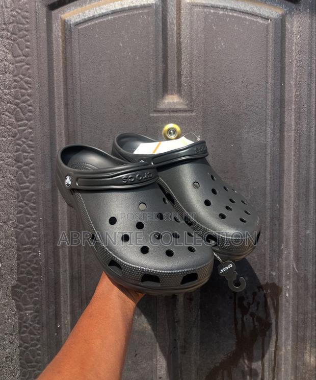Classic Crocs All Black · Photo 1