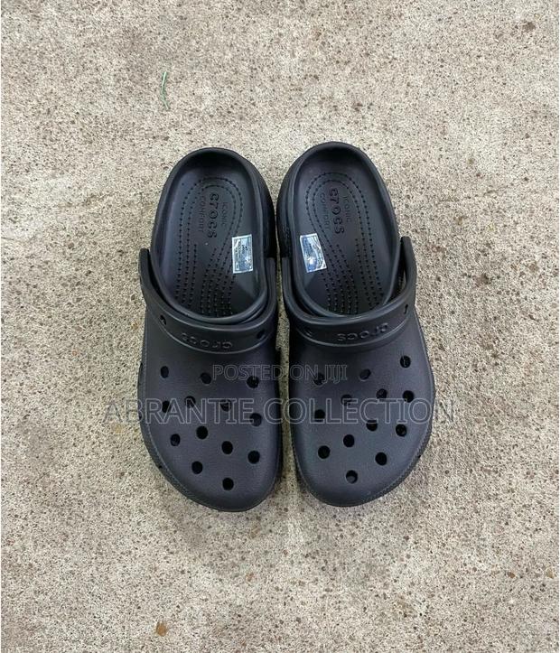 Classic Crocs All Black · Photo 3