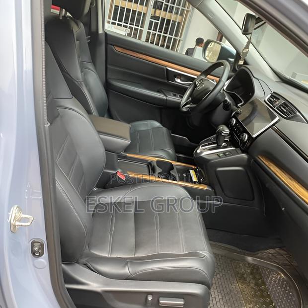 Honda Cr-v Full Option Comes With a Driver · Photo 2