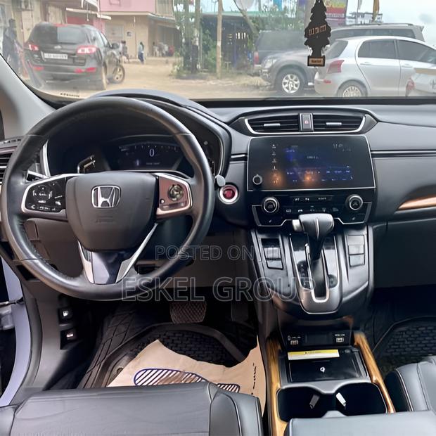 Honda Cr-v Full Option Comes With a Driver · Photo 4