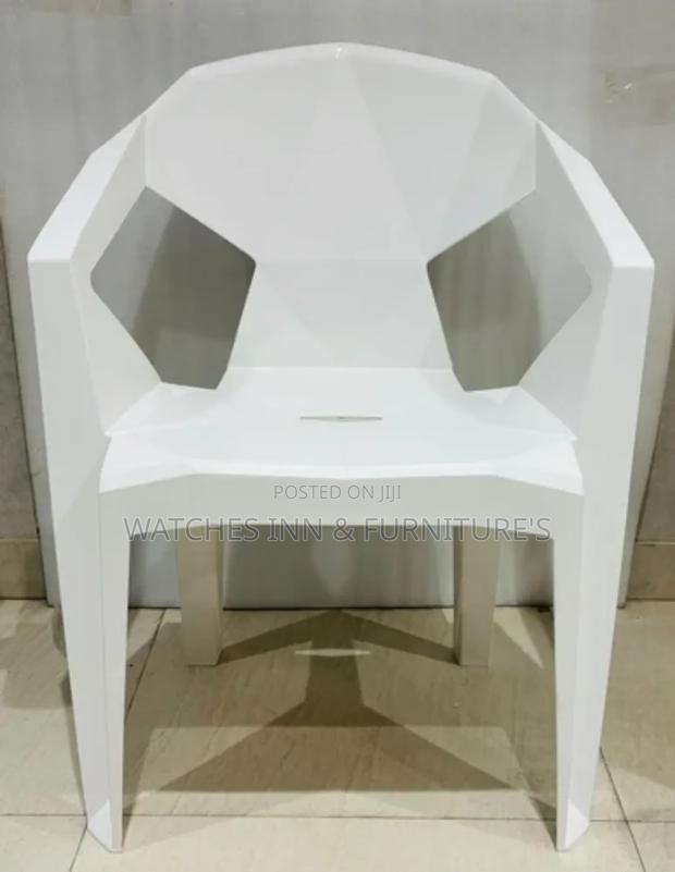 Modern Stackable Plastic Chair · Photo 1