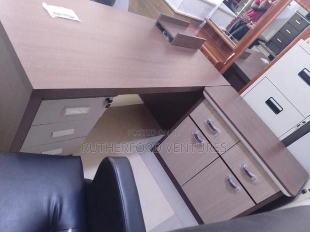 Executive Wooden Table · Photo 2