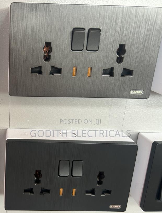 13a Multi Switched Double Socket With Neon · Photo 1