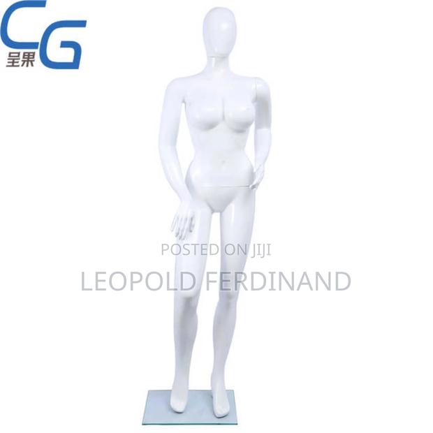 White Big Burst Female Mannequins · Photo 1