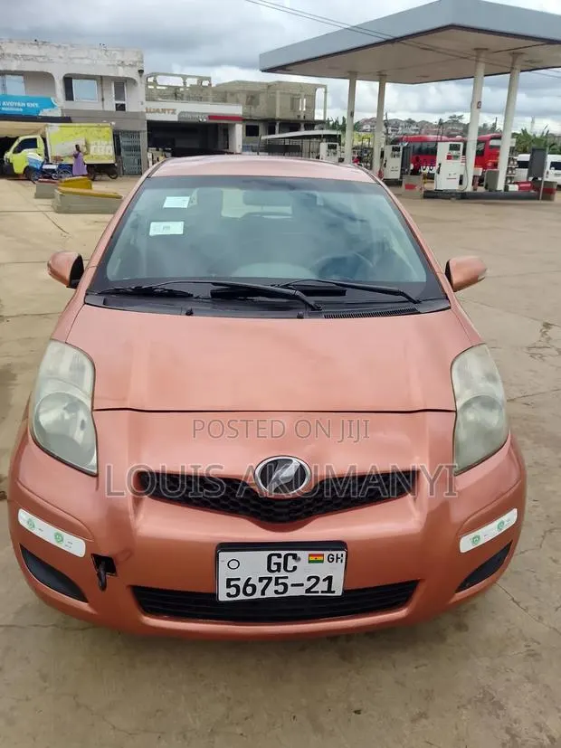 Toyota Vitz 1.3 FWD 3dr 2010 Brown · Photo 1