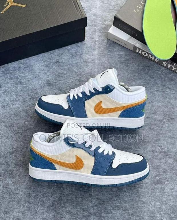 Air Jordan 1 Low Blue · Photo 1