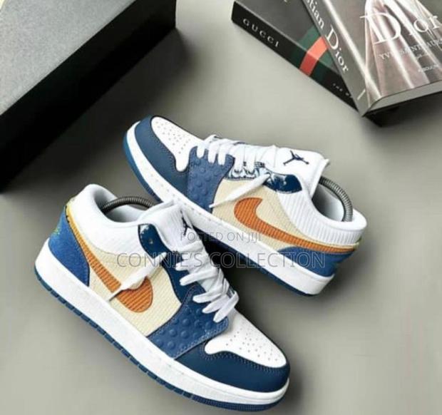 Air Jordan 1 Low Blue · Photo 2