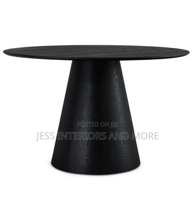 Elegant Round Dining Table · Photo 1