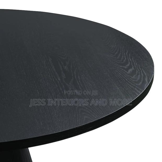 Elegant Round Dining Table · Photo 5