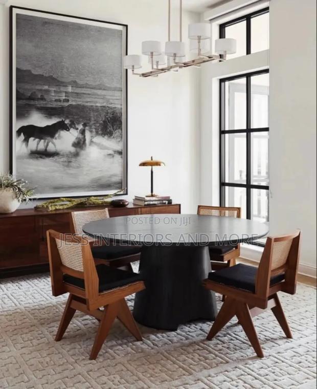 Elegant Round Dining Table · Photo 4