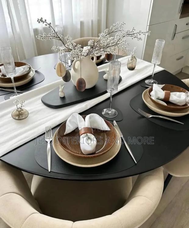 Elegant Round Dining Table · Photo 2