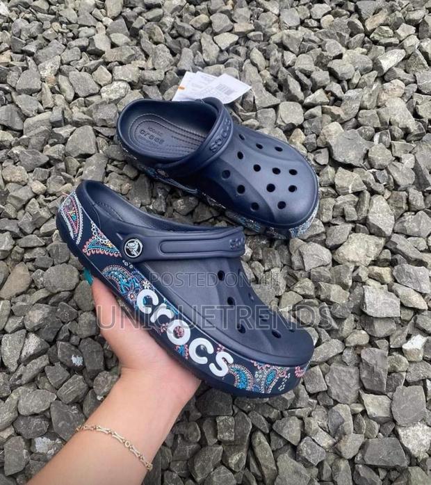 Navy Bandana Print Crocs · Photo 4
