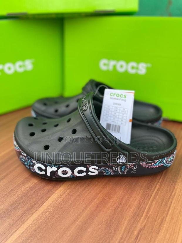 Black Unisex Bayaband Crocs · Photo 3