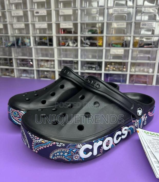 Black Unisex Bayaband Crocs · Photo 4