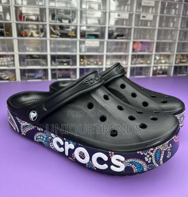 Black Unisex Bayaband Crocs · Photo 5