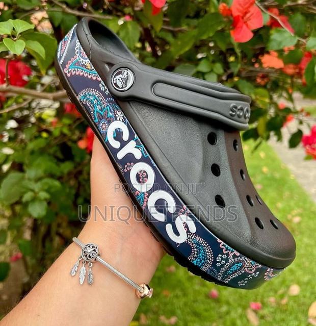 Black Unisex Bayaband Crocs · Photo 6