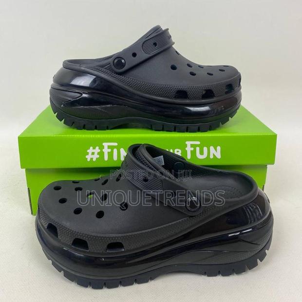 Ladies Crocs Mega Crush · Photo 2