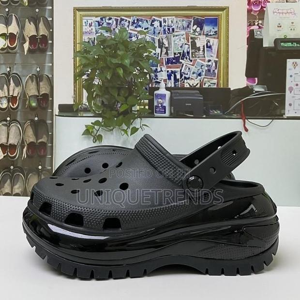 Ladies Crocs Mega Crush · Photo 4