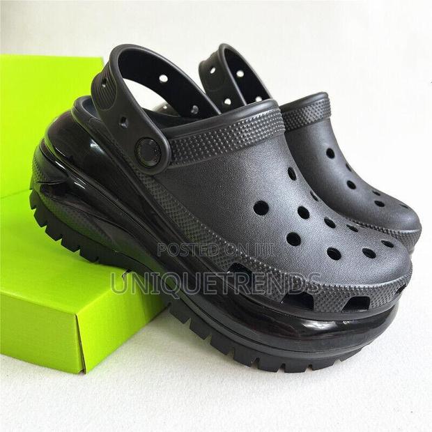 Ladies Crocs Mega Crush · Photo 3