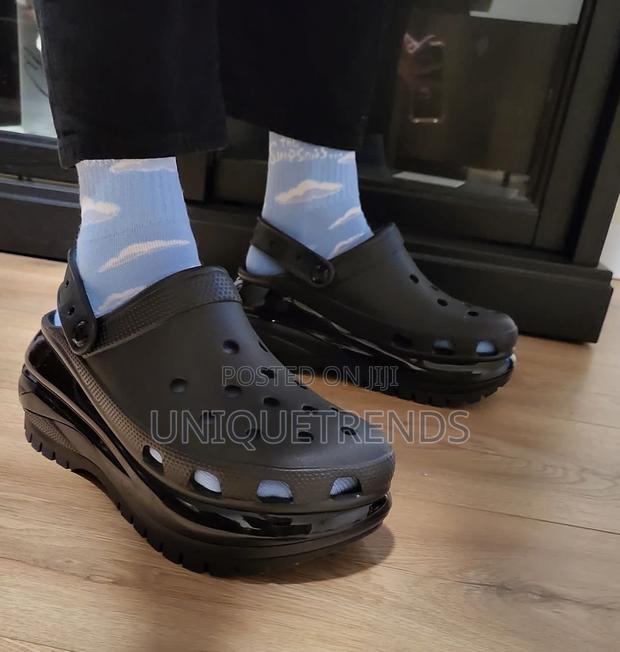 Ladies Crocs Mega Crush · Photo 5