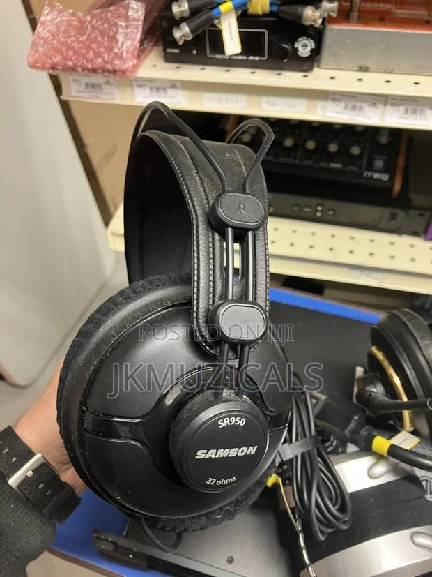Samson Sr950_ Professional Studio Reference Headphones · Photo 1