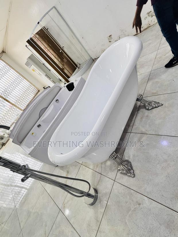Queens Bathtub_jacuzzilike Bath_shower Bathtub_queen’S Bath · Photo 1