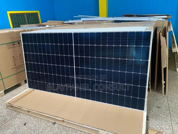 560w Solar Panel · Photo 1