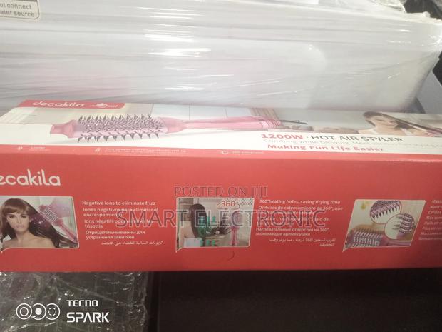 Combing While Blowing 1200w Hot Air Styler · Photo 1