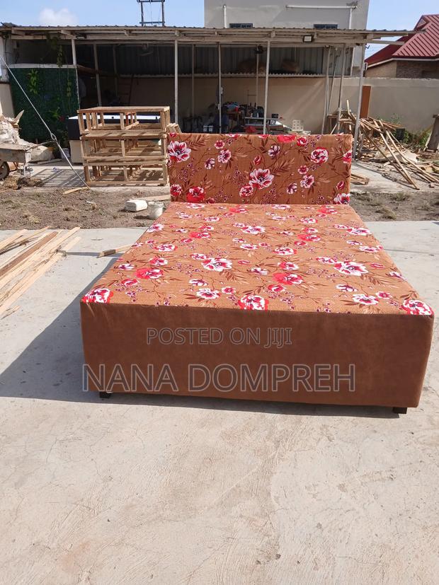 Flowered Brown Bed · Photo 1