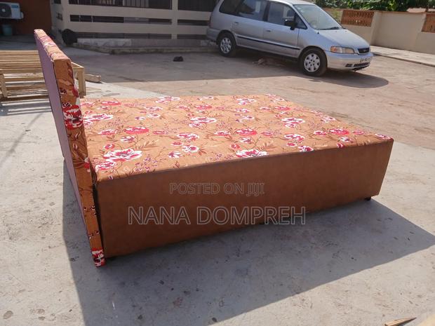 Flowered Brown Bed · Photo 2