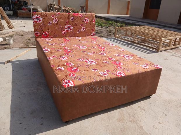 Flowered Brown Bed · Photo 3