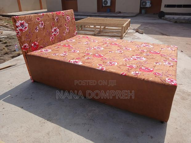 Flowered Brown Bed · Photo 4