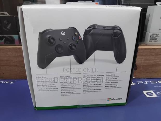 Xbox Carbon Black Controller · Photo 2