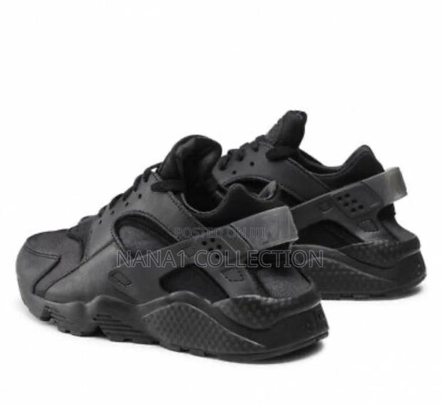 Nike Air Huarache Trainers Triple Black · Photo 3