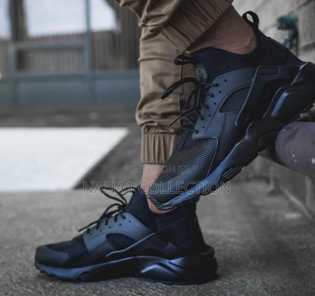 Nike Air Huarache Trainers Triple Black · Photo 1
