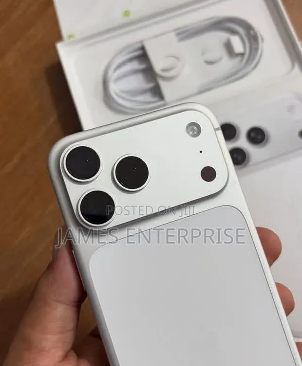 New Apple iPhone 17 Pro Max 1 TB Silver · Photo 1