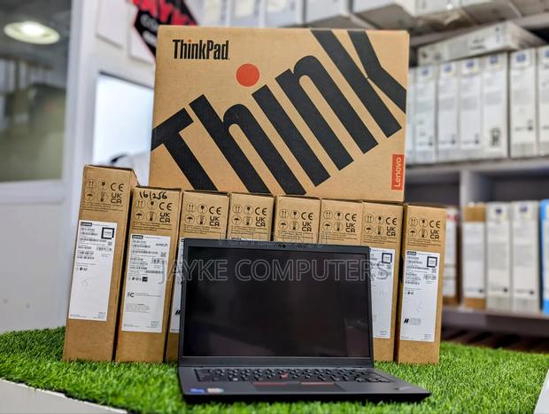 New Laptop Lenovo ThinkPad E16 G1 8GB Intel Core I5 SSD 512GB · Photo 3