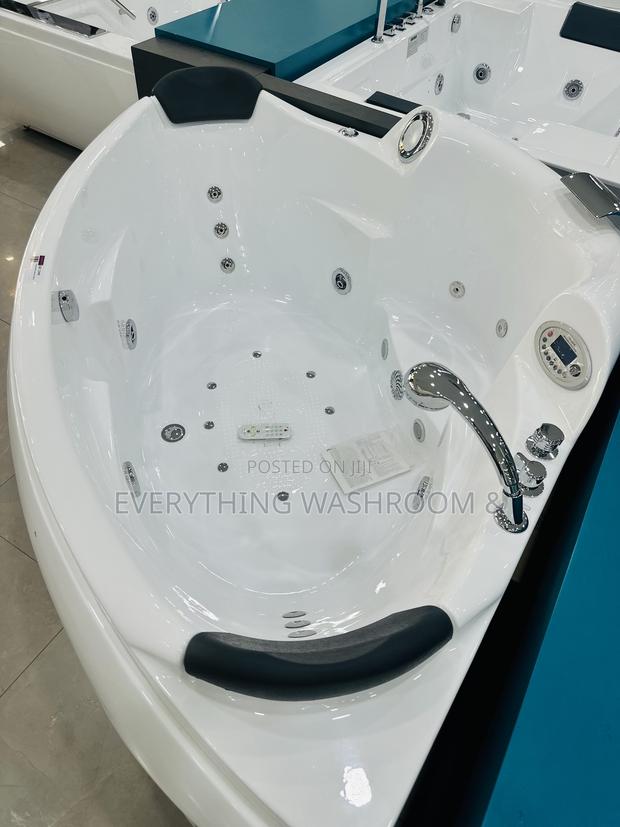 Massaging Bathtub_corner Jacuzzi · Photo 1