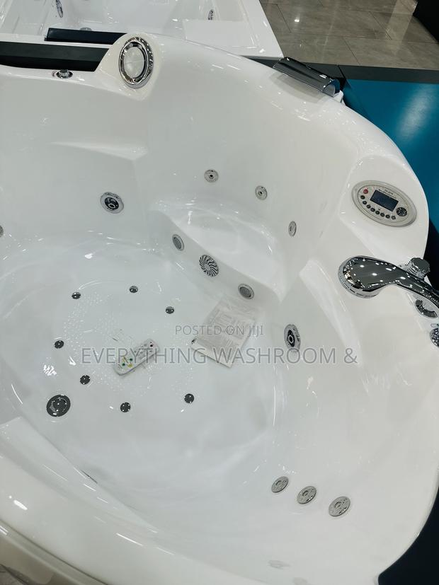 Massaging Bathtub_corner Jacuzzi · Photo 8