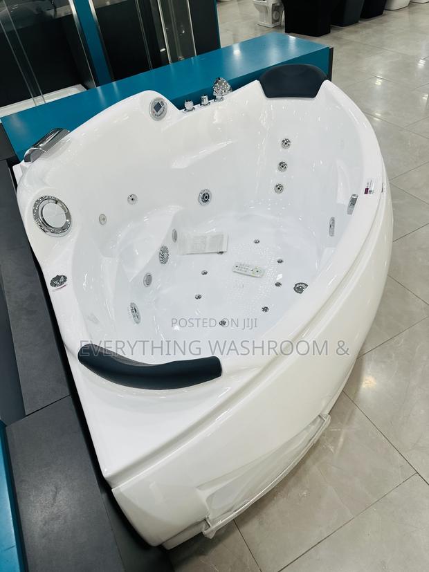 Massaging Bathtub_corner Jacuzzi · Photo 3
