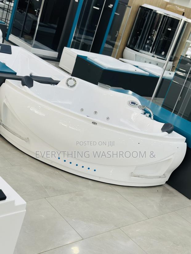 Massaging Bathtub_corner Jacuzzi · Photo 2