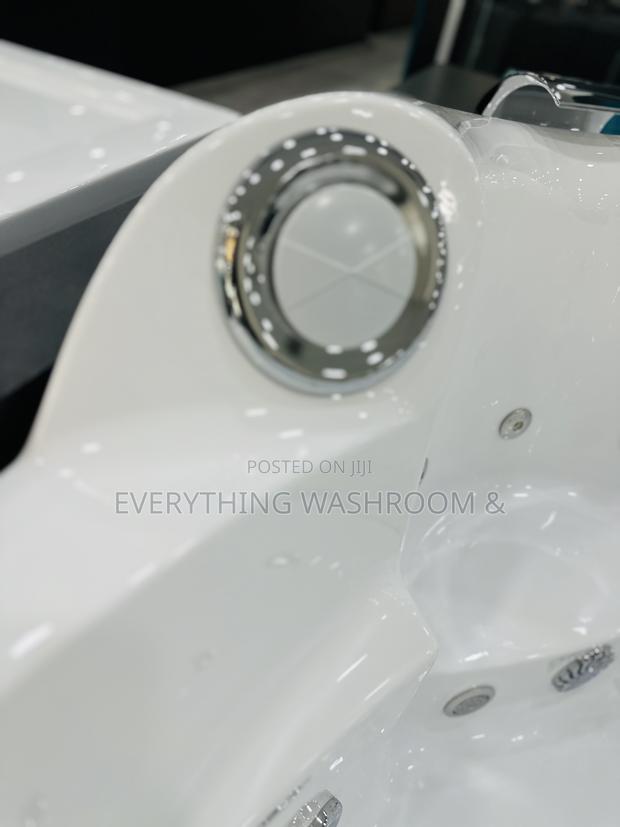 Massaging Bathtub_corner Jacuzzi · Photo 6