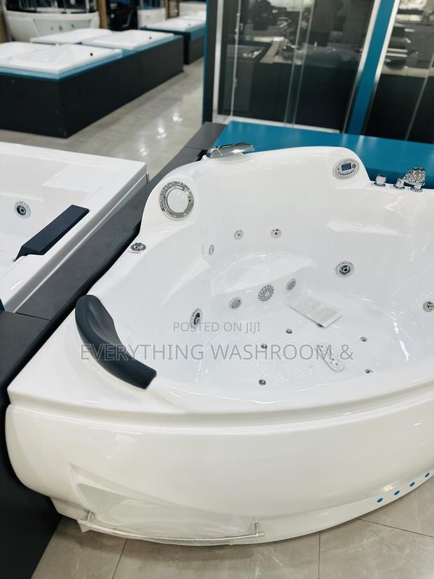 Massaging Bathtub_corner Jacuzzi · Photo 4