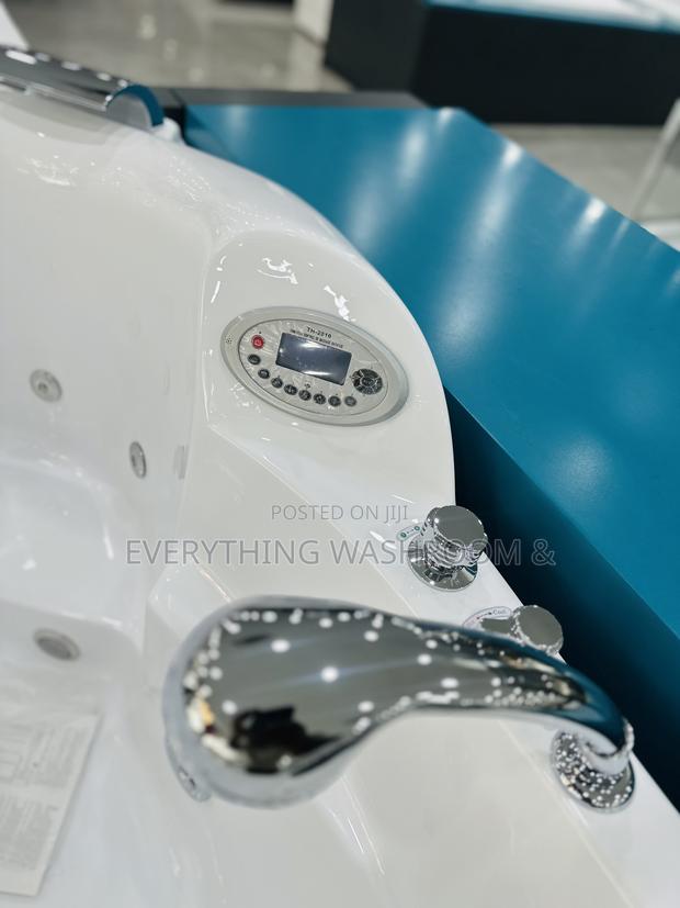 Massaging Bathtub_corner Jacuzzi · Photo 7